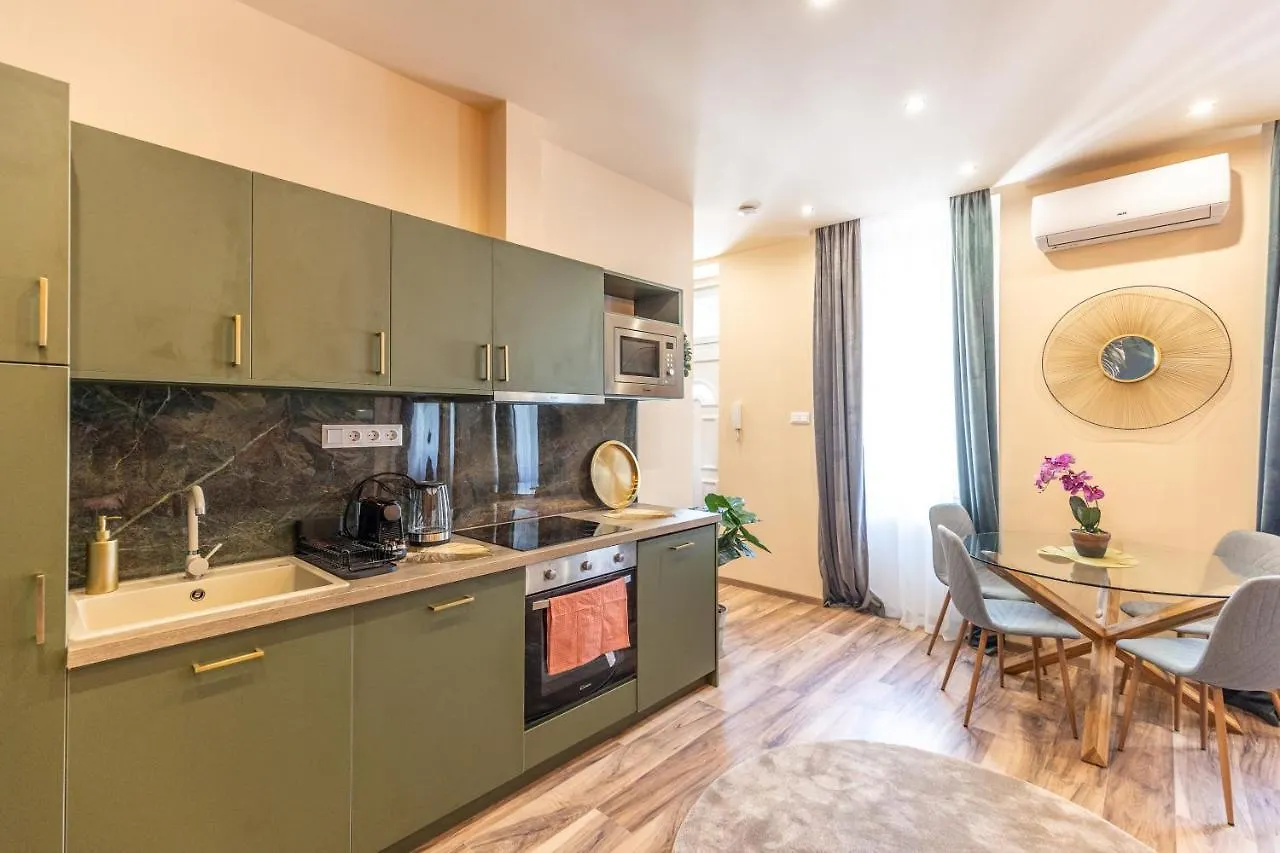 Jungle Apartment With 2 Bathrooms Budapest
