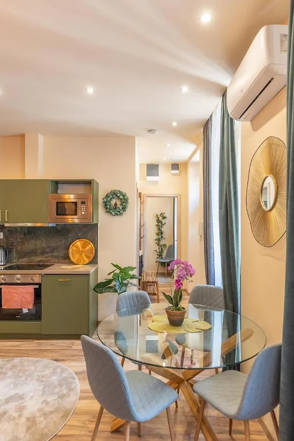 Jungle Apartment With 2 Bathrooms Budapest Hungary